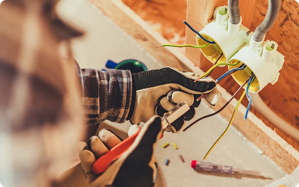 Branchement d'une prise électrique murale par un électricien
