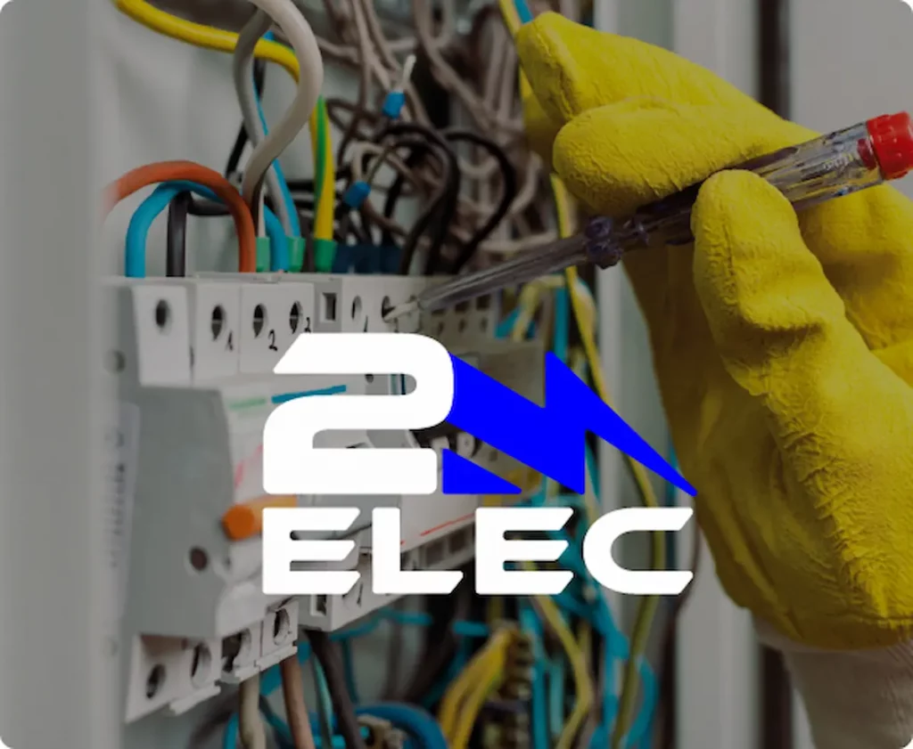 Électricien testant un tableau électrique avec un appareil de mesure